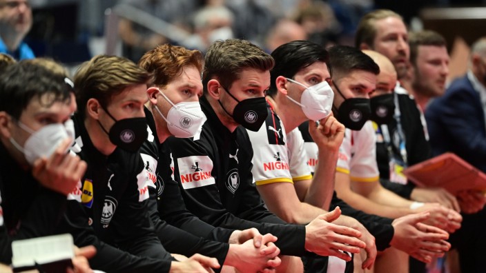 Handball: Allgegenwärtiges Accessoire: Die Maske gehört bei dieser EM zur Ausstattung der deutschen Handball-Nationalspieler wie das Trikot.