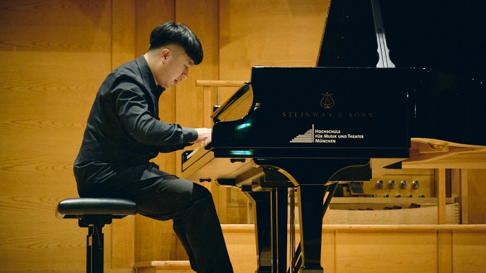 Klavierfestival: Der Pianist Yinghua Huang aus der Klasse von Margarita Höhenrieder spielt drei der elf Humoresken von Jörg Widmann.