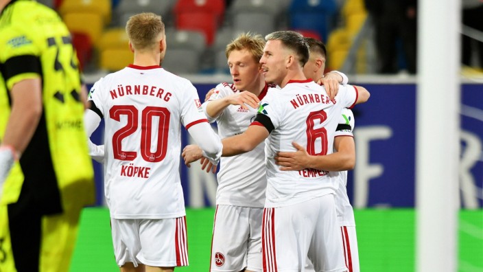 Zweite Liga: Früh ins Glück: Die Nürnberger Fußballer bejubeln jenen Treffer von Lino Tempelmann gegen Düsseldorf, der sich später als der entscheidende erweisen sollte.