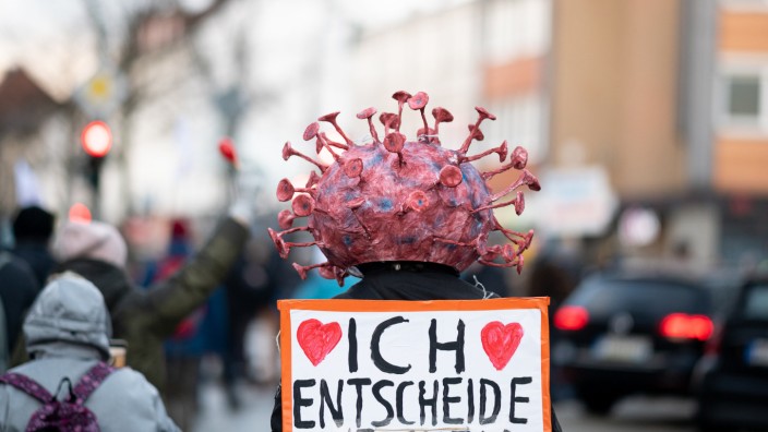 Vor Bundestags-Debatte: Ein Demonstrant will selbst bestimmen, ob er sich impfen lässt oder nicht. Aber bald entscheidet erst einmal der Bundestag.