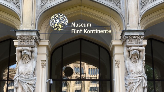 München: Noch ganz am Anfang des Prozesses: Welche der untersuchten Objekte in den Vitrinen des Museum Fünf Kontinente verbleiben, kann erst später entschieden werden.