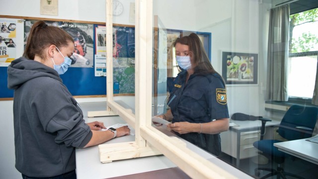 Corona-Krise in Ebersberg: Bei der Polizei, hier die Inspektion in Ebersberg, wurden schon zu Beginn der Pandemie im vorvergangenen Jahr Plexiglasscheiben eingebaut.