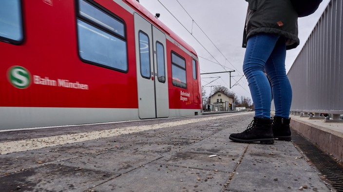 Verkehr: Die S-Bahn bringt Fahrgäste von der Landeshauptstadt in den Landkreis und umgekehrt (Symbolbild). Die Pünktlichkeit der Münchner S-Bahn ist jedoch zuletzt auf einen so schlechten Wert gefallen, wie seit mindestens zehn Jahren nicht mehr.