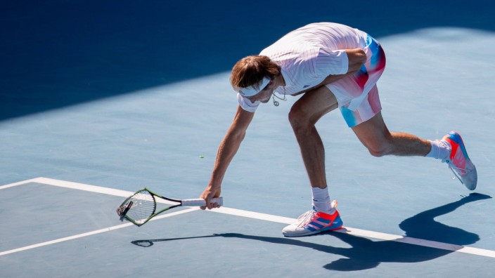 Australian Open: Alexander Zverev haut aus Frust seinen Schläger kaputt.