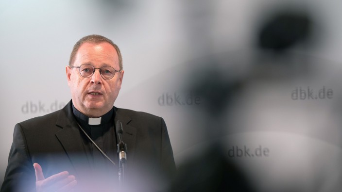 Katholische Kirche: Georg Bätzing, Bischof von Limburg und Vorsitzender der Deutschen Bischofskonferenz, findet klare Worte zum Verhalten von Benedikt XVI.
