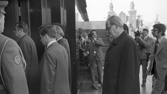 SPD und Russland: Bei jeder historischen Figur der deutschen Sozialdemokratie findet sich eine spezifische Geschichte mit dem wilden Osten: Der SPD-Fraktionsvorsitzende Herbert Wehner bei seinem Besuch des Lenin-Mausoleums auf dem Roten Platz in Moskau am 1. Oktober 1973.