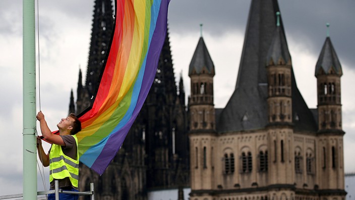 Katholische Kirche und Homosexualität: Zaghaftes Statement: Nachdem der Bundestag 2017 über die "Ehe für alle" entschieden hatte, wurde in Köln vor der Kirche Groß St. Martin die Regenbogenfahne gehisst.
