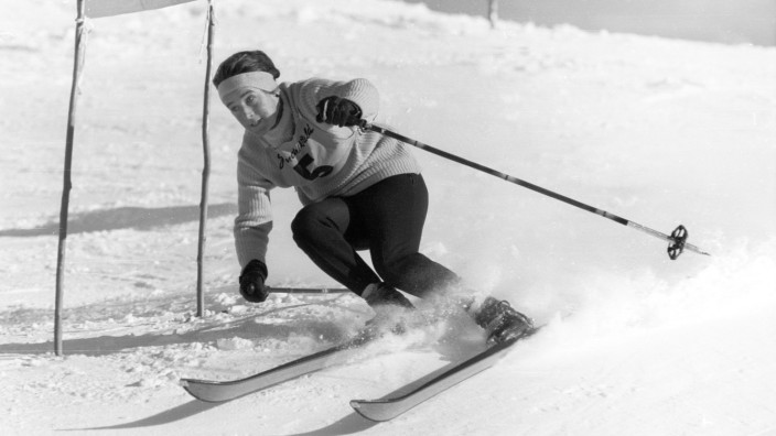 Tod von Heidi Biebl: Olympiasiegerin aus dem Nichts: Heidi Biebl, hier beim Internationalen Skirennen in Grindelwald im Januar 1960, holte mit 19 Jahren Gold in Squaw Valley.