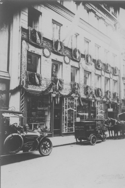 Historischer Roman über Dallmayr: Das Dallmayr-Haus in der Dienerstraße im Herzen Münchens, aufgenommen im Jahr 1910. Anders als damals findet man die Produkte heute auf der ganzen Welt.