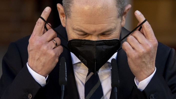Corona in Deutschland: Bundeskanzler Olaf Scholz (SPD) mit einer FFP2-Maske