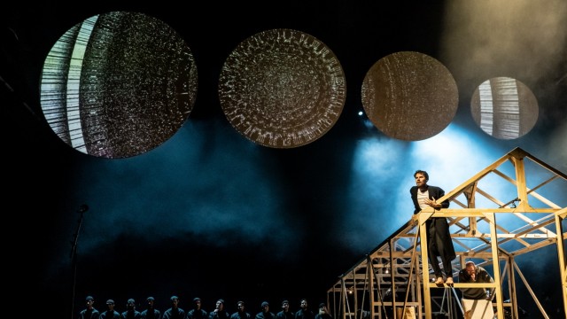 Theater: Im Kosmos von Kirill Serebrennikow: Der russische Regisseur hat für seine Inszenierung in Hamburg auch das Bühnenbild entworfen.