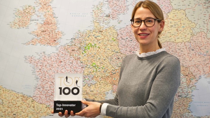 Wirtschaft im Landkreis Ebersberg: Die Proxia-Vorstandschefin Julia Klingspor vor einer Karte mit den Firmenstandorten und mit dem Innovationspreis.