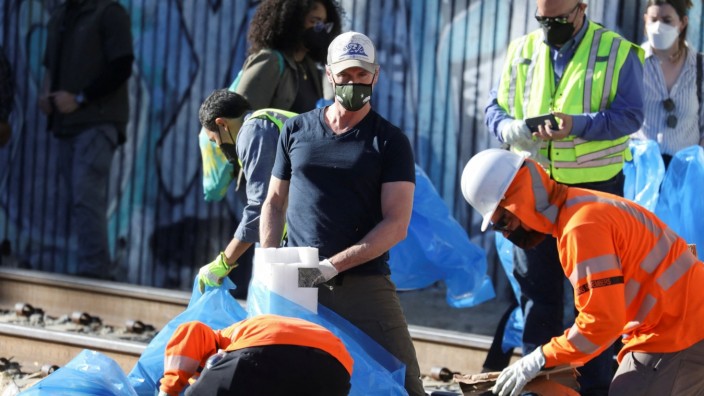 Kalifornien: Der kalifornische Gouverneur und Medienprofi Gavin Newsom am Ort der Verwüstung nach den Plünderungen der Züge in Los Angeles.