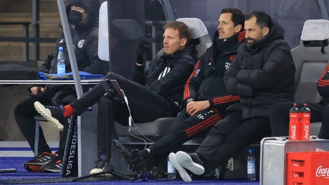 FC Bayern gegen Hertha BSC: Sehr zufrieden mit dem Auftritt seiner Mannschaft: Julian Nagelsmann, hier mit Co-Trainer Dino Toppmöller und Sportvorstand Hasan Salihamidzic.