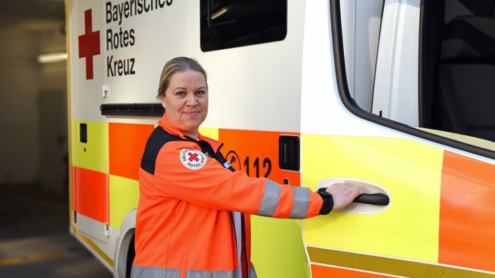Corona-Pandemie: Schnelle Hilfe: Claudia Hölzl fährt seit 21 Jahren Rettungseinsätze.