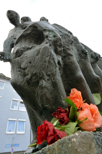 In Fürstenfeldbruck und Gröbenzell: Am kommenden Donnerstag sind die Fürstenfeldbrucker wieder aufgerufen, am Todesmarsch-Mahnmal Blumen oder Steine abzulegen.