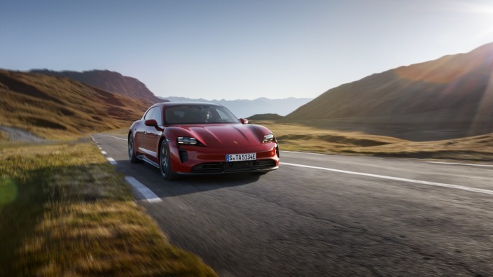 Fahrbericht: Porsche Taycan GTS: Hat man nicht jeden Tag: Sonne, eine leere Landstraße und einen Porsche Taycan GTS. Nur schade, dass das Elektroauto mindestens 130 000 Euro kostet.