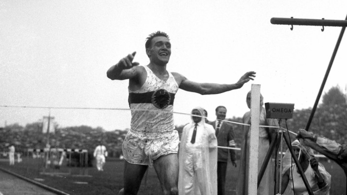 Sportgeschichte: Ludwig Müller in jenem Moment, in dem er im September 1958 beim Leichtathletik-Länderkampf gegen Russland in Augsburg jubelnd durchs Ziel läuft.