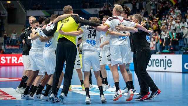Deutsches Team bei der Handball-EM: Einer für alle: In Bratislava entwickelte sich trotz - oder vielleicht gerade wegen - aller Schwierigkeiten ein ungeahnter Zusammenhalt und Teamgeist.