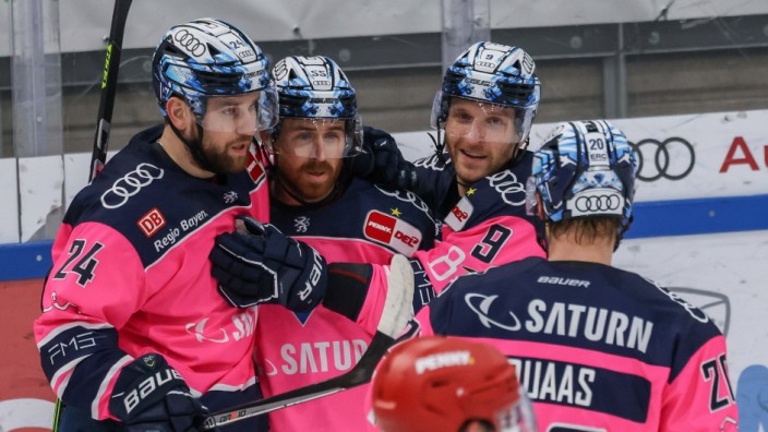 Eishockey: Enorm effektiv: Brandon DeFazio (links) und Frederik Storm (2. von rechts) freuen sich mit David Warsofsky über einen der zehn Ingolstädter Treffer gegen Nürnberg.