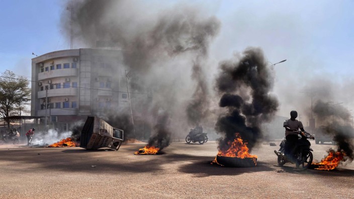 Burkina Faso: Der Unmut über Burkina Fasos Präsident Kaboré ist zuletzt gewachsen - hier brennen bei einem Protest gegen die Regierung in Ouagadougou Barrikaden.