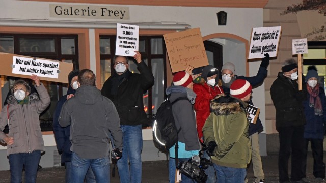 Protestmarsch in Fürstenfeldbruck: Gegendemonstranten halten am Rande der Hauptstraße Plakate hoch