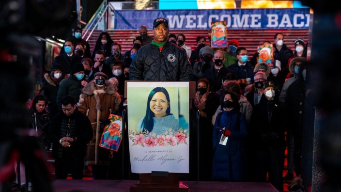 New York: New Yorks Bürgermeister Eric Adams bei einer Gedenkveranstaltung für Michelle Go, die vor eine U-Bahn gestoßen wurde und starb.
