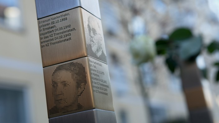 Holocaust-Gedenktag: Zum Gedenken an die Opfer des NS-Regimes hat die Stadt inzwischen mehr als 100 Stelen und Gedenktafeln aufgestellt. Das Bild zeigt die Stele für Emanuel und Rosa Kocherthaler in der Bürkleinstraße 16.