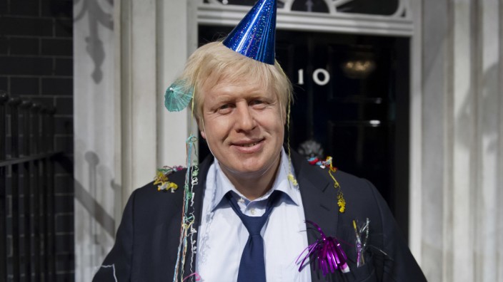 Boris Johnson: Das ist nicht der echte Boris Johnson, sondern eine Wachsfigur bei Madame Tussauds in London, die passend zu den aktuellen politischen Ereignissen im Vereinigten Königreich dekoriert wurde. Am echten Johnson haften die Party-Reste derzeit aber ähnlich hartnäckig.