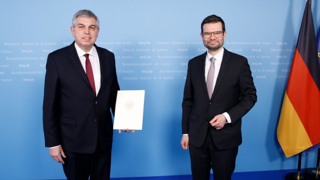 Steuerrecht: Hans-Josef Thesling (links) erhält seine Ernennungsurkunde von Justizminister Marco Buschmann (FDP). Fertig war sie schon länger.