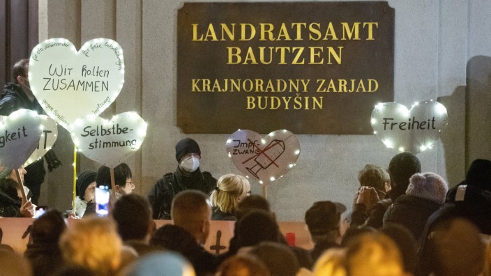 Impfgegner und Kritiker der Corona-Maßnahmen bei einer Protestveranstaltung vor dem Landratsamt in Bautzen