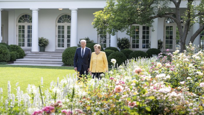 Ukraine-Krise: Auch da war der Bundeskanzler noch nicht: Joe Biden mit seiner Vorgängerin im Garten des Weißen Hauses.