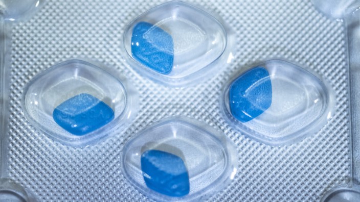 Medizin: Viagra-Tabletten in einer Blisterverpackung. Die Pillen gegen Erektionsstörungen sind weiterhin nur auf Rezept erhältlich.