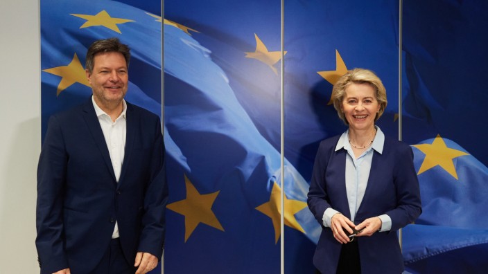 Taxonomie: Wirtschafts- und Klimaschutzminister Robert Habeck hat am Dienstag in Brüssel unter anderem EU-Kommissionspräsidentin Ursula von der Leyen getroffen.