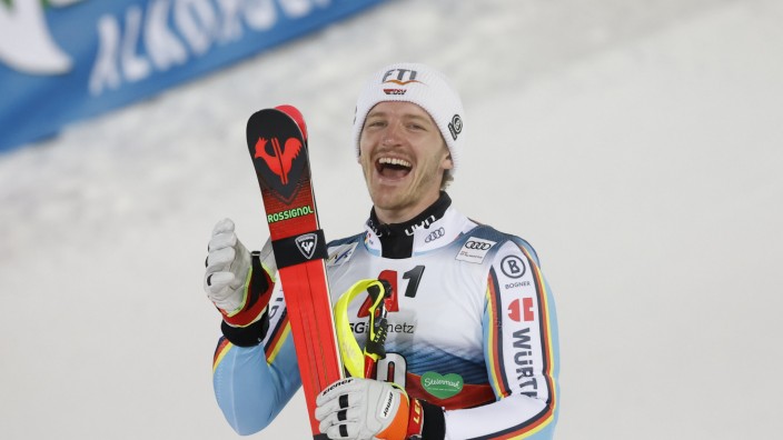 Ski alpin: Linus Straßer jubelt über seinen Sieg.