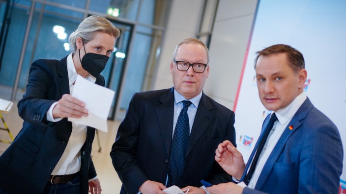 CDU: Max Otte, CDU-Mitglied und Bundespräsidenten-Kandidat der AfD, zwischen den AfD-Fraktionsvorsitzenden Alice Weidel und Timo Chrupalla.