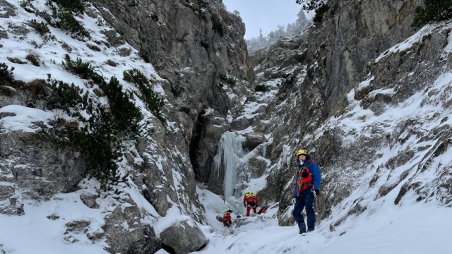 Bergwandern: Im Januar rettete die Bergwacht Kochel einen abgestürzten Eiskletterer am Jochberg.