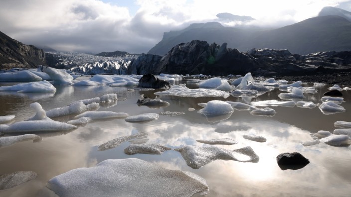 Geowissenschaften: Schmelzwassersee in Island. Seit den 1990er-Jahren schwinden die Gletscher der Insel merklich.