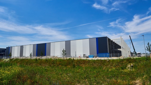 Gewerbegebiet Parsdorf: Die Hallen stehen schon, voraussichtlich 2023 will BMW in Parsdorf seine Batterieforschungsanlage in Betrieb nehmen.