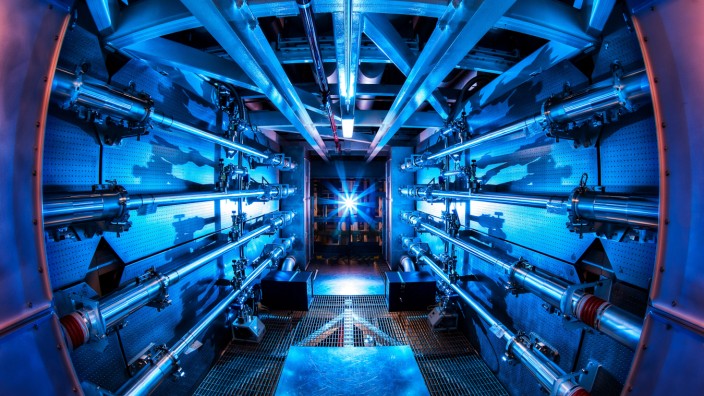 Durchbruch in der Kernfusion: Blick in eine Kammer am Lawrence Livermore National Laboratory, in der der Laserpuls verstärkt wird.