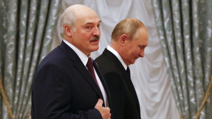Krise um die Ukraine: Russlands Präsident Wladimir Putin und der belarussische Staatschef Alexander Lukaschenko (li.) bei einer gemeinsamen Pressekonferenz im Kreml im Herbst 2021.