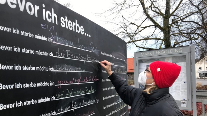 Mitten in Bayern: Die Aktion in Ergolding bei Landshut soll Menschen zum Nachdenken über ihre eigene Vergänglichkeit anregen, vor allem aber über das Leben.