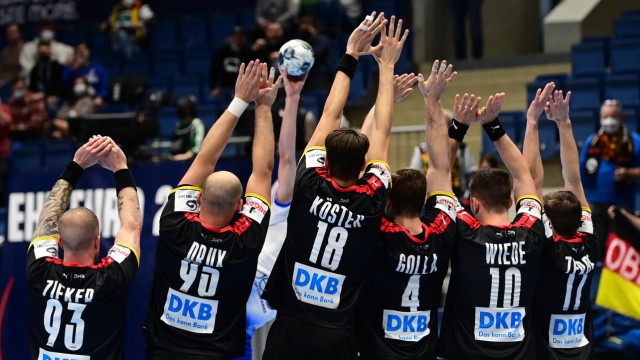 Deutsche Handballer: Die deutschen Nationalspieler wehren den letzten Freiwurf der russischen Mannschaft ab.