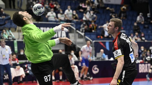 Deutsche Handballer: Scheiterte leider häufig mit seinen Würfen: Mittelmann Philipp Weber (rechts), hier gegen den russischen Torwart Victor Kireev.