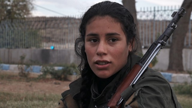"The Other Side of the River" im Kino: Mit Waffe gegen die Islamisten und für die Frauenrechte: In den Militär- und Polizeikräften in Nordostsyrien dienen Frauen wie Hala.