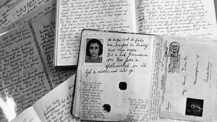 Debatte um "The Betrayal of Anne Frank": Anne Franks Reisepass und Seiten ihres Tagebuchs.