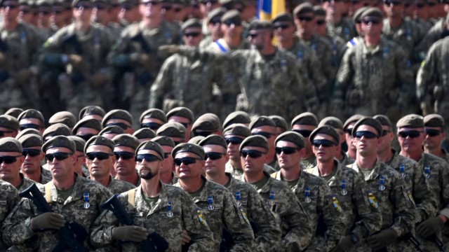 Ukraine-Konflikt: Waffen aus dem Westen? Ukrainische Soldaten, hier bei einer Parade in Kiew.