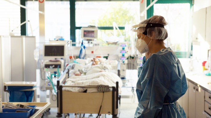 Kliniken in der Pandemie: In bayerischen Krankenhäusern kommt es beim Personal wegen Corona zu Engpässen.