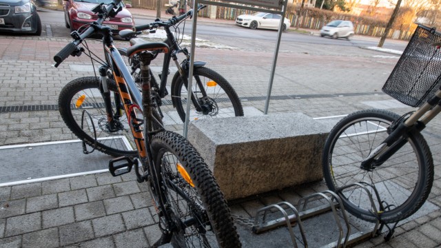 Gräfelfing: Werbetafeln, Stühle, Lastwagen, aber auch Fahrradständer nehmen in der Bahnhofstraße zu viel Platz ein.
