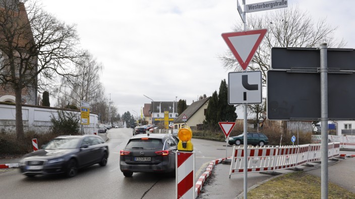 Knifflige Verkehrssituation in Moosburg: Die Lage an der Ecke Münchener Straße/Westerbergstraße ist durch die geänderte Vorfahrt unübersichtlich. Eine Querungshilfe gibt es aber vorerst nicht.